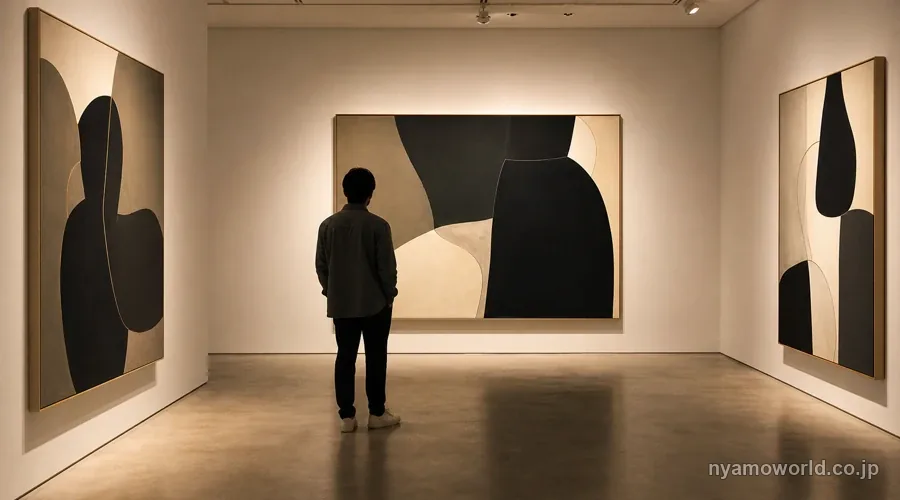 映画館の客席と美術館の展示室を思わせる、休日の文化体験イメージ