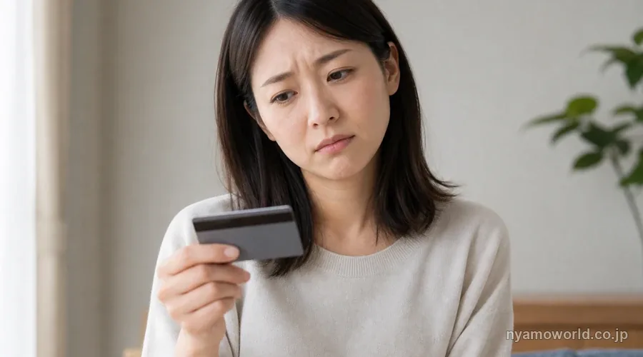 メタルカードを手にしてガッカリした表情の女性
