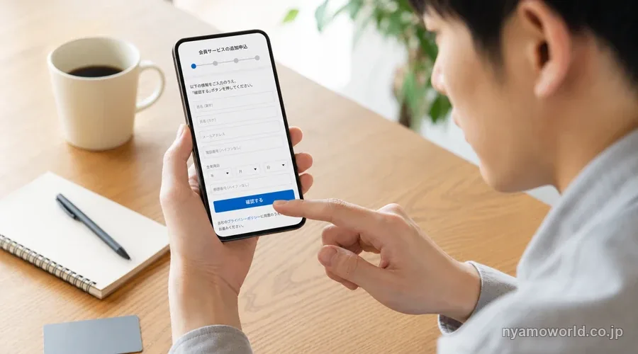 日本人がスマートフォンでセゾンの会員サイトからセゾンマイルクラブを申し込もうとしている様子