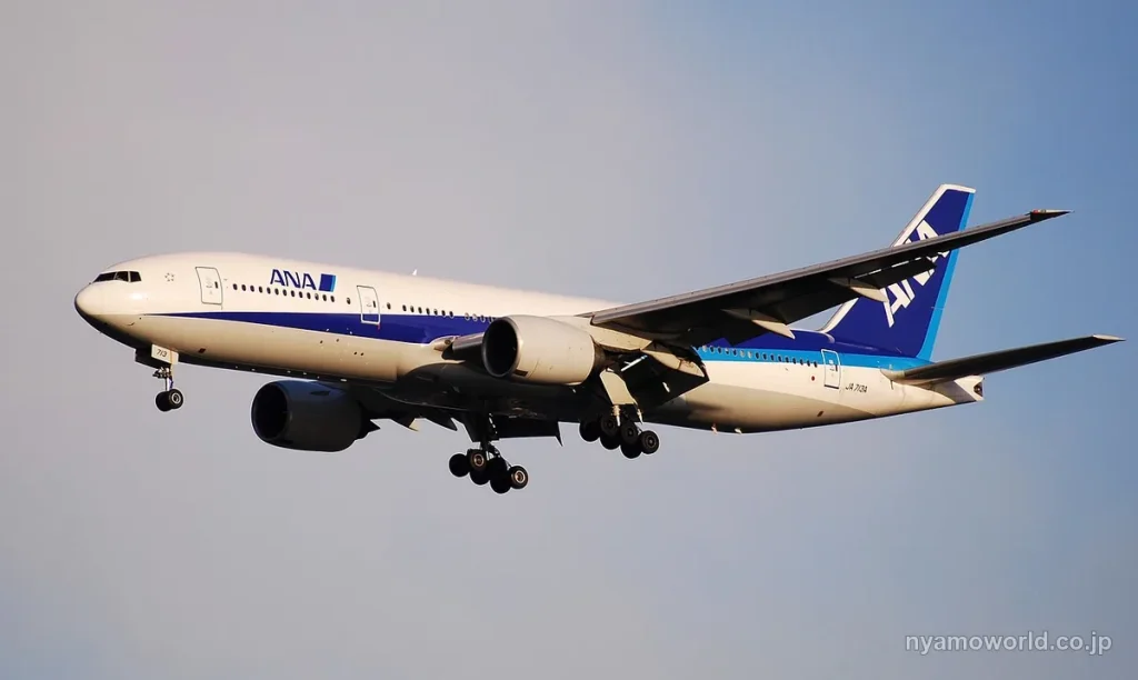 ANA Boeing 777 旅客機が着陸態勢で飛行