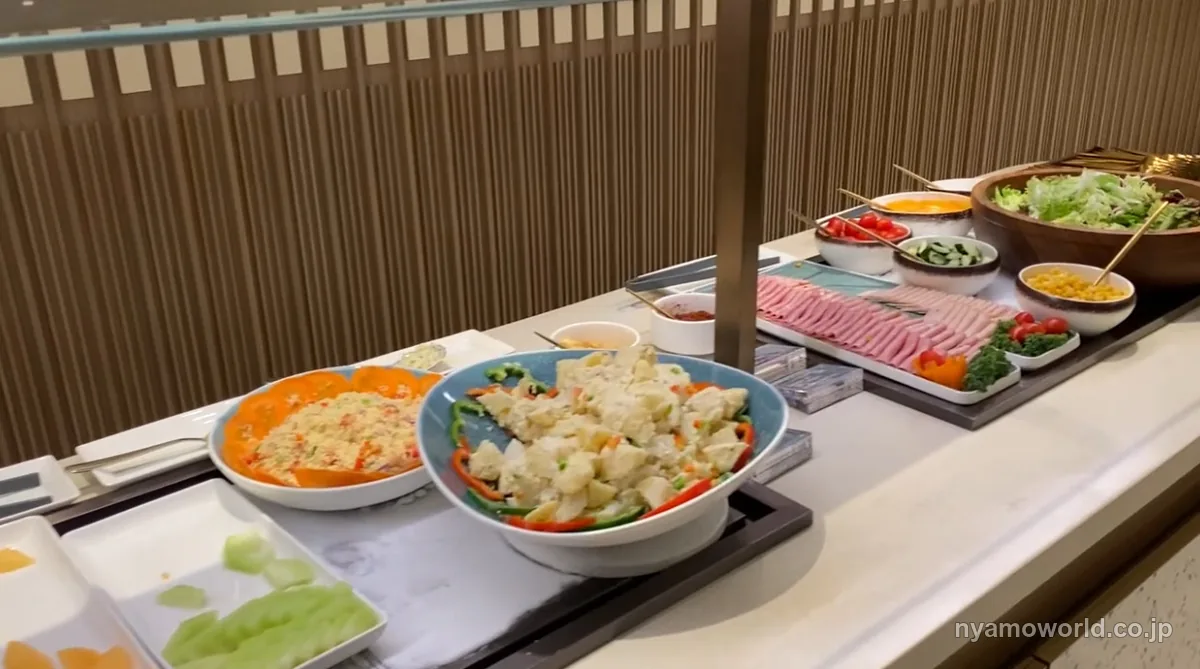 プライオリティパス対応の空港ラウンジ（ビュッフェエリア）