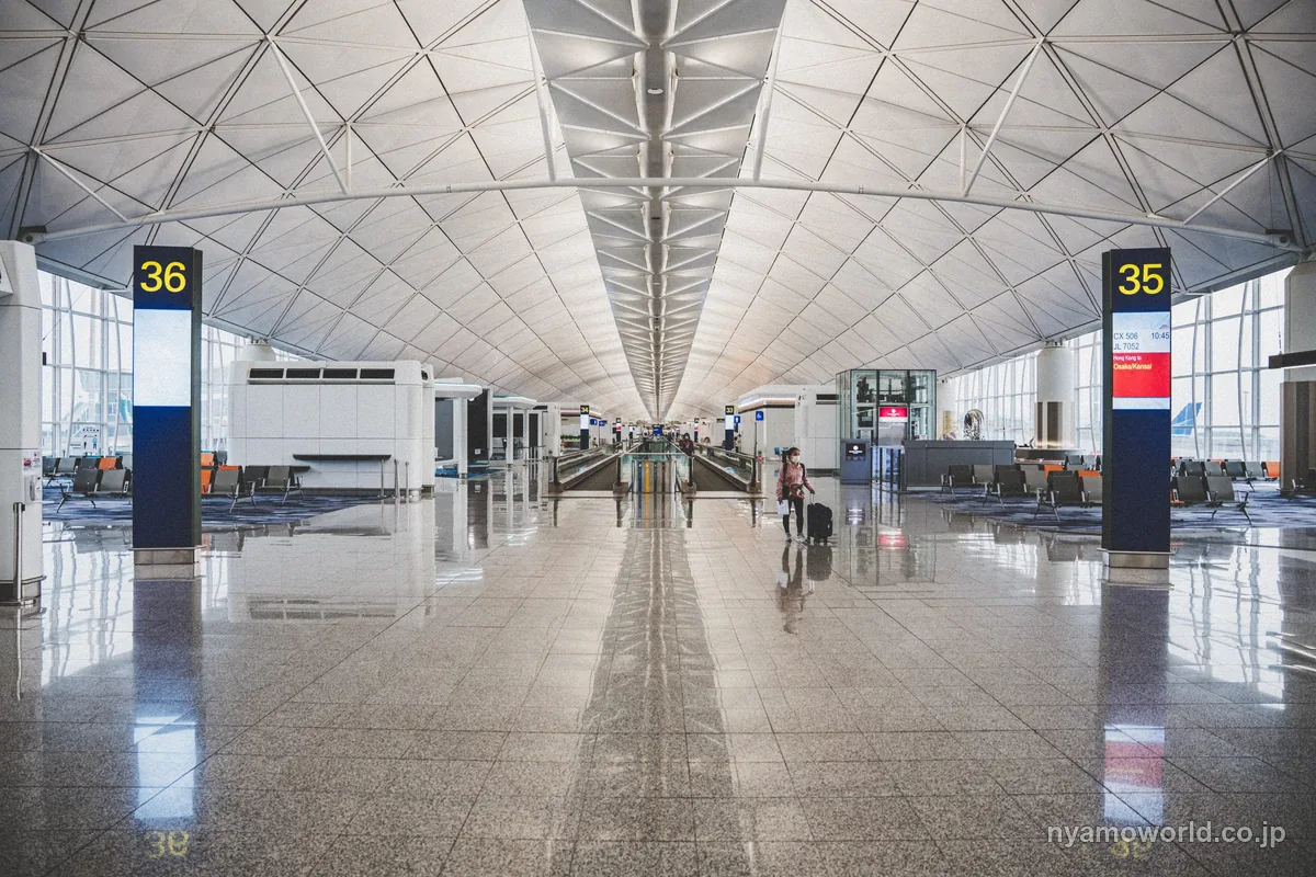空港ターミナルの出発ゲートエリア(コンシェルジュが手配する出張・旅行のイメージ)