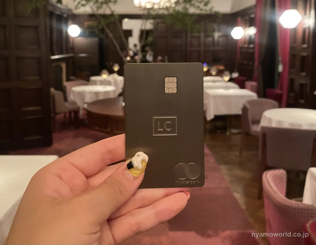 高級レストランで手にした金属製のラグジュアリーカード（チタン）