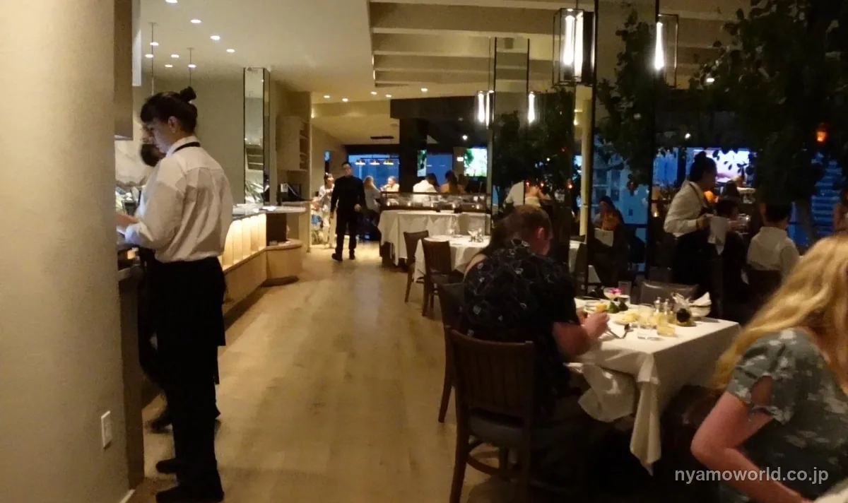 会食に使える高級レストランの夜の内観