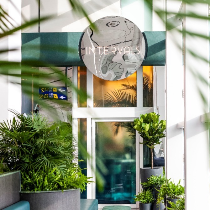 Intervals Sky Bar & Restaurant（香港国際空港）の店内と料理