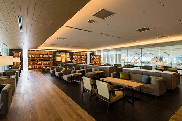 新千歳空港 Cafe Sky Library(カフェスカイライブラリー)の内観