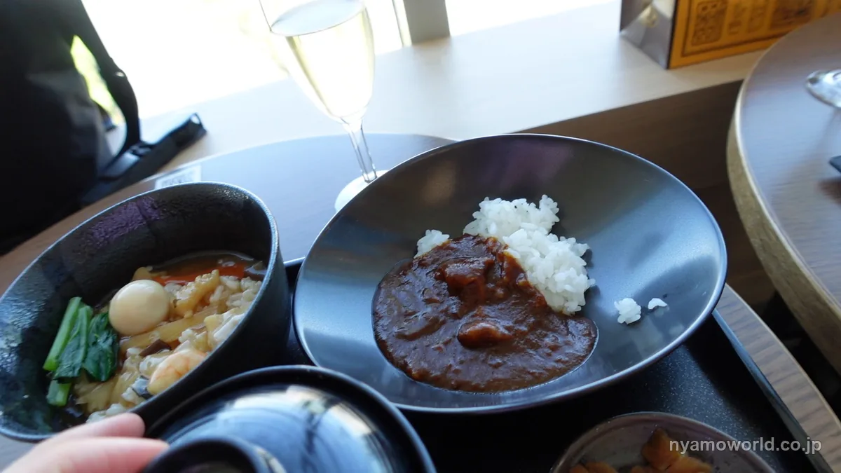 サクララウンジで取ったカレーと麺料理