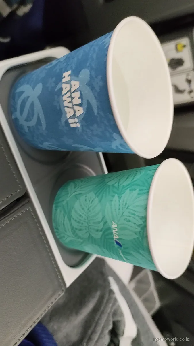 ANA HAWAiiのロゴとホヌ柄が入った機内の紙コップ