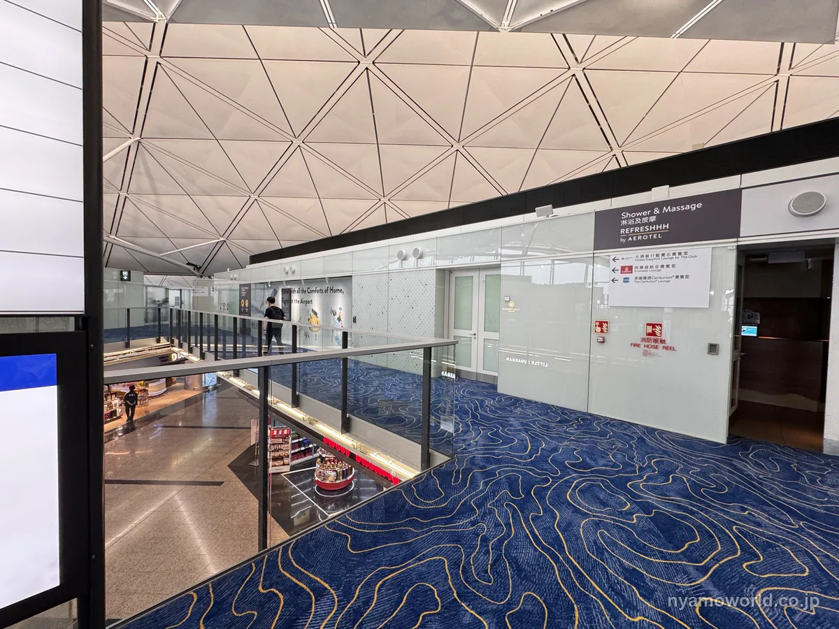 香港国際空港のセンチュリオン・ラウンジ付近の通路