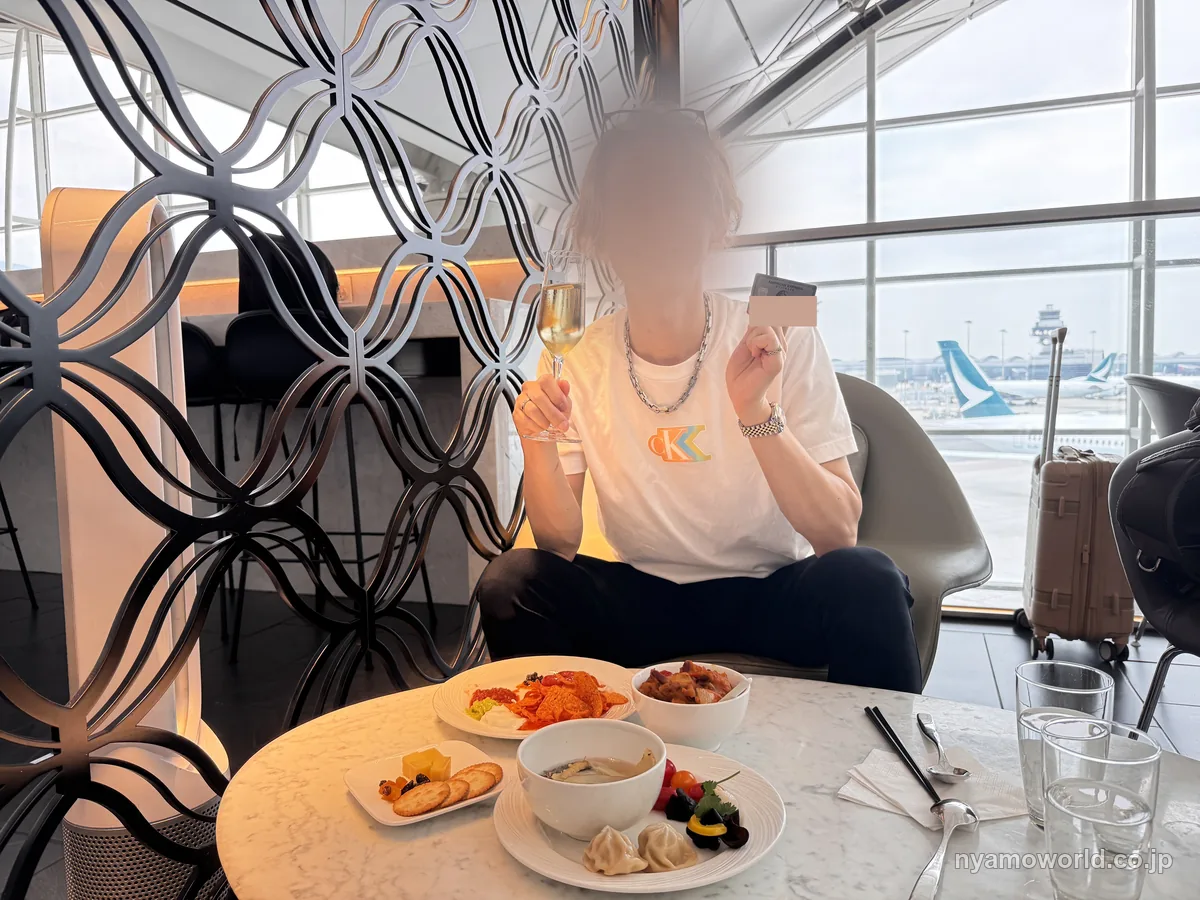 香港国際空港のセンチュリオン・ラウンジの席と料理、窓の外の駐機場
