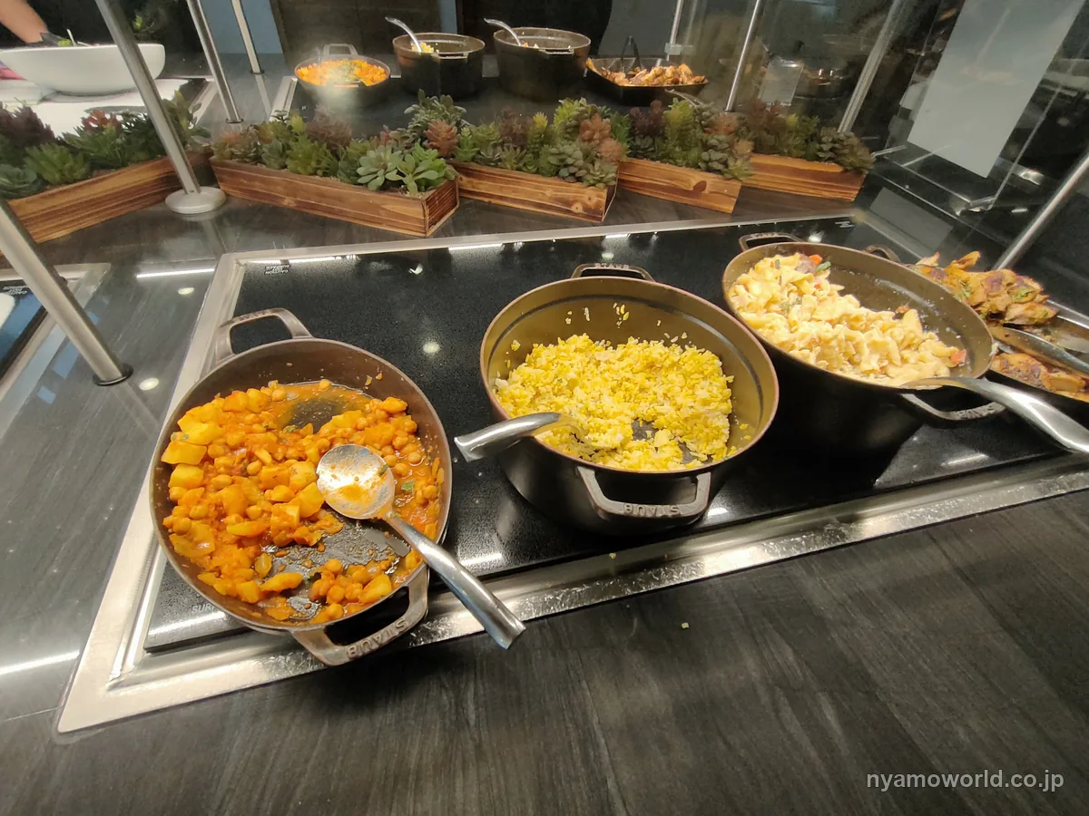 ロサンゼルス国際空港のセンチュリオン・ラウンジの温かい料理のビュッフェ