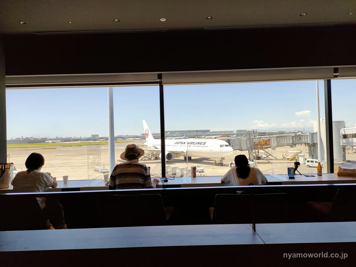 羽田空港第1ターミナルのラウンジの窓際席から見えるJAL機
