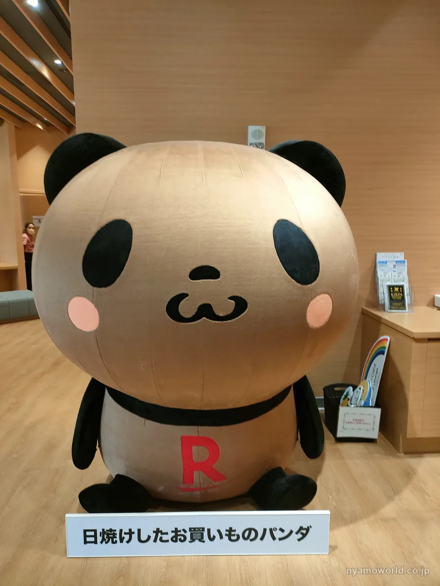 楽天カード ハワイラウンジに置かれた日焼けしたお買いものパンダの置物