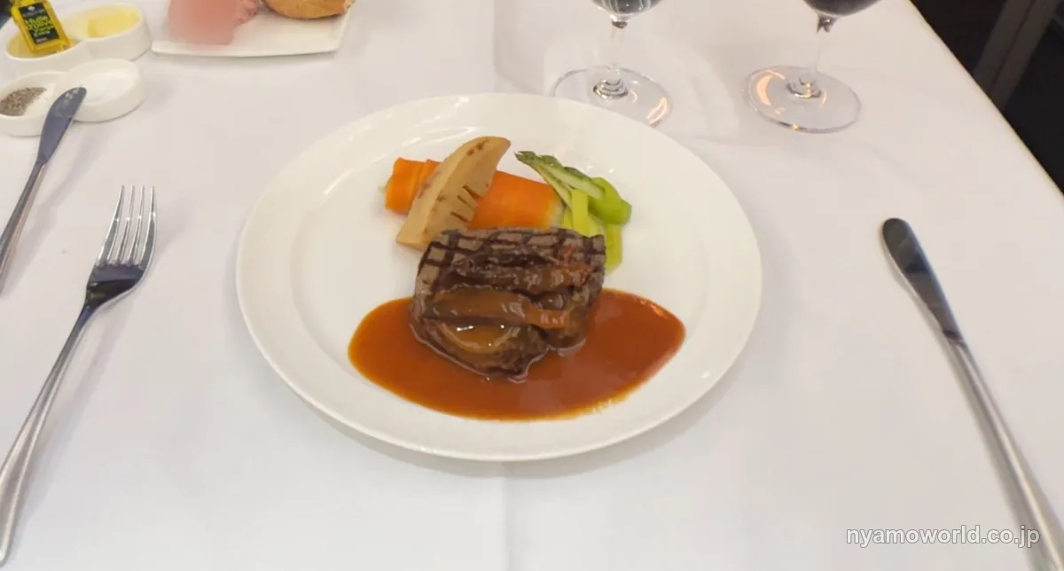 ANAフライングホヌ ファーストクラスの洋食のメイン ステーキ（2024年5月）