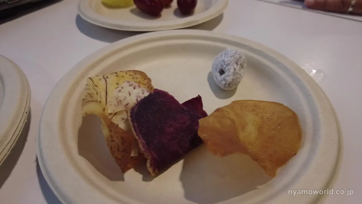 ホノルル空港プルメリアラウンジの軽食（タロイモチップスなど）