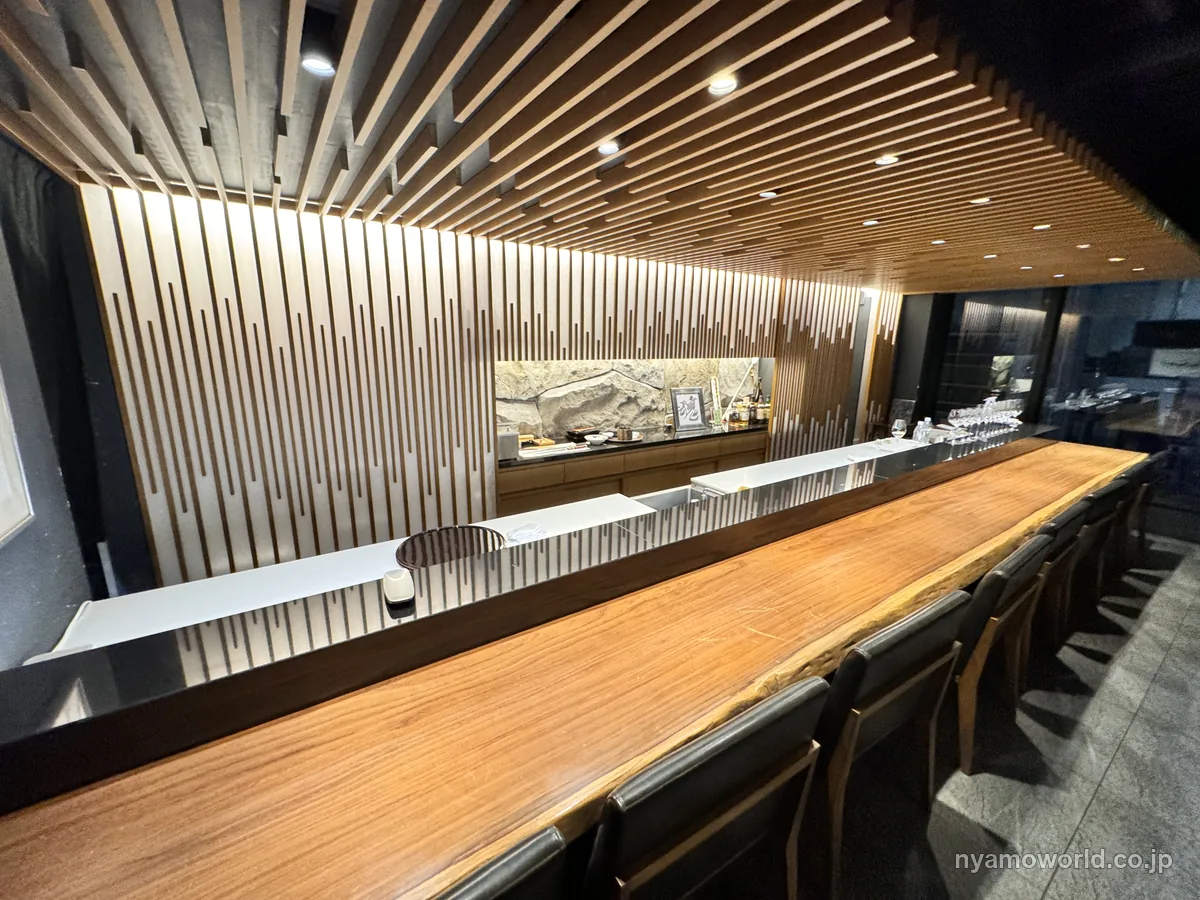 鮨 くまくらの木のカウンターと店内