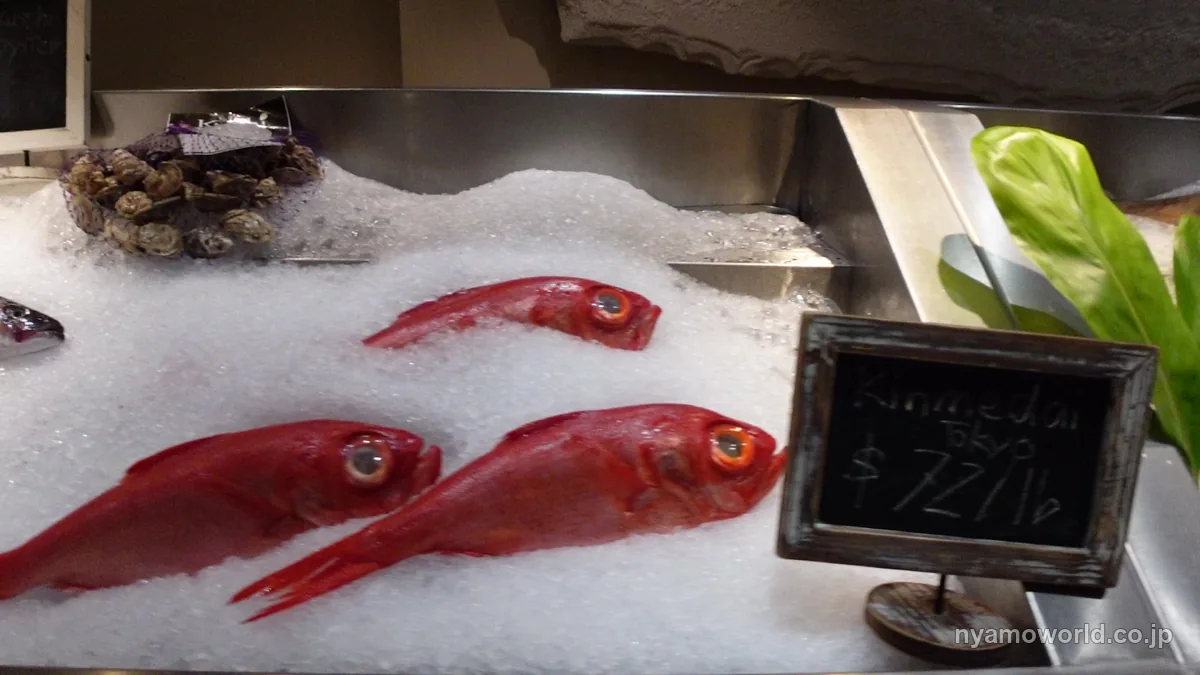 ペスカ ワイキキビーチの店内に並ぶ氷の上の鮮魚