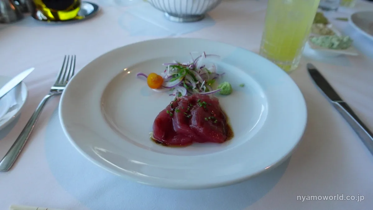 ペスカ ワイキキビーチのコースの前菜、マグロのお造り